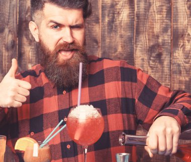 Yüzünde, gömlek giymiş adam yüz buruşturma ile genç neşeli hipster