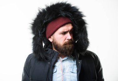Adam stand sıcak ceket parka beyaz arka plan üzerinde izole sakallı. Hipster kış moda. Adam kukuleta ile siyah kış ceket giymek. Hava değişiklikleri için hazır. Kış şık erkek giyim. Kış kıyafeti