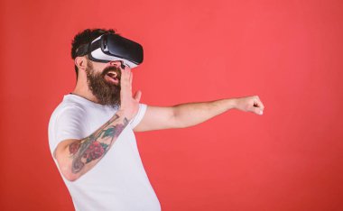 Vr sakallı sürüş araba, kırmızı arka plan gözlük. Sanal sürüş dersleri kavramı. Hipster araba sürüş ve modern dijital becerikli alet ile sanal gerçeklik el sallayarak mutlu yüz