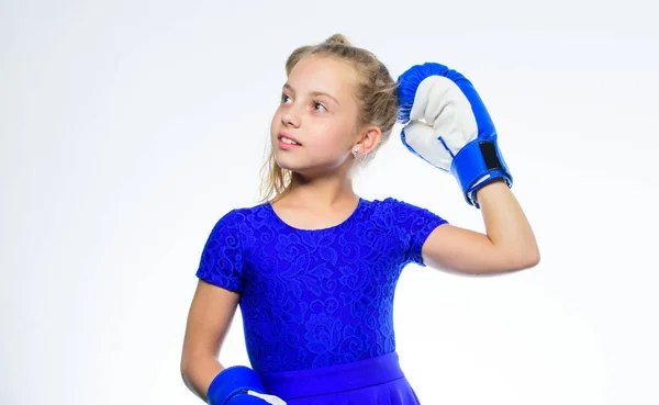 Sii forte. Educazione per la leadership e vincitore. Forte boxe infantile. Sport e salute. Boxe sport per donne. Ragazza bambino con guanti blu in posa su sfondo bianco. Educazione allo sport — Foto Stock