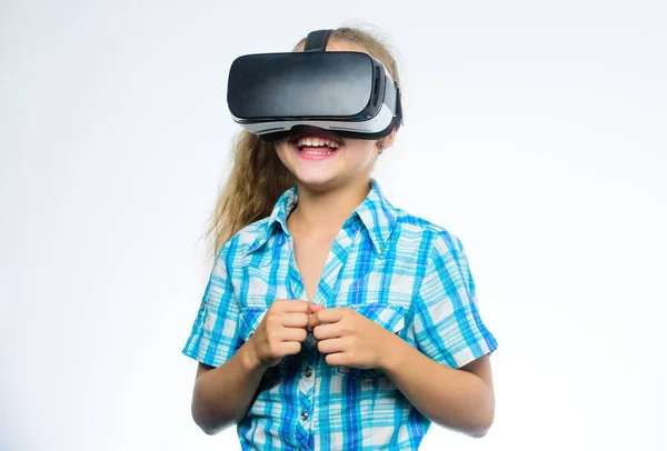 Menina bonito criança com cabeça montada exposição no fundo branco. A criança pequena usa a tecnologia moderna realidade virtual. Educação virtual para alunos da escola. Obtenha experiência virtual. Conceito de realidade virtual — Fotografia de Stock