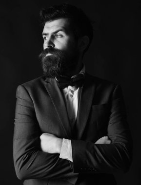 Kahverengi arka planda retro takım elbiseli ve yelekli adam.