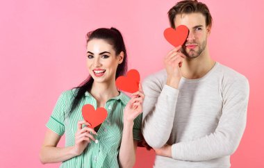 Adam ve kadın çift aşık kırmızı kalp Sevgililer pembe kart tutun. Romantik Çift aşık. Romantik hisler kavramı. Sevgililer günü ve aşk. Yakışıklı adam ve aşık güzel kız
