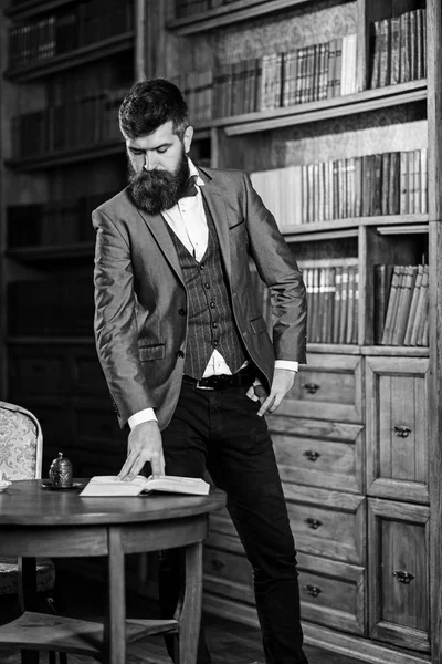 Olgun adam ya da Profesör uzun sakallı ve sakin yüz ile.