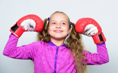 Liderlik için yetiştirildim. Güçlü çocuk boksu. Spor ve sağlık konsepti. Kadınlar için boks sporu. Spor yetiştirme. Başarılı bir lider olma yeteneği. Beyaz arka planda kırmızı eldivenli şirin bir kız.