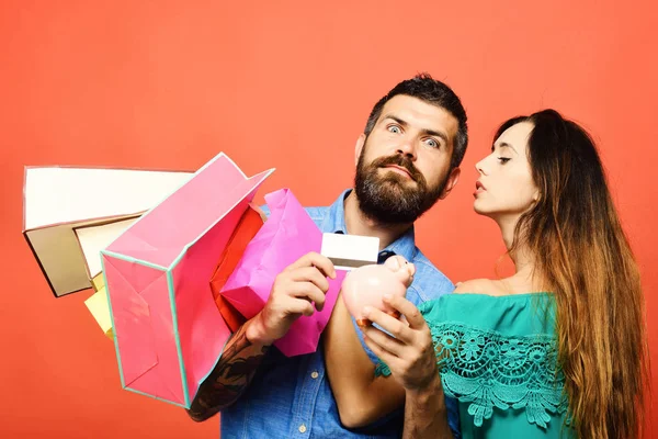 Sakallı adamın kredi kartı ve kumbarası var.