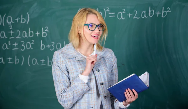 Effective teaching involve acquiring relevant knowledge about students. Teacher woman explain near chalkboard. What make great teacher. School teacher explain things well and make subject interesting — Stock Photo, Image