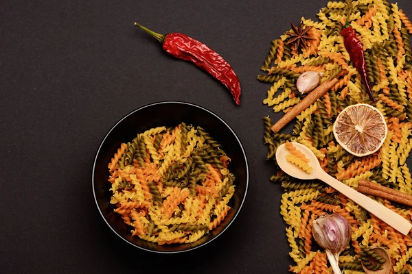 Läcker färgglad italiensk pasta med olika ingredienser för matlagning — Stockfoto