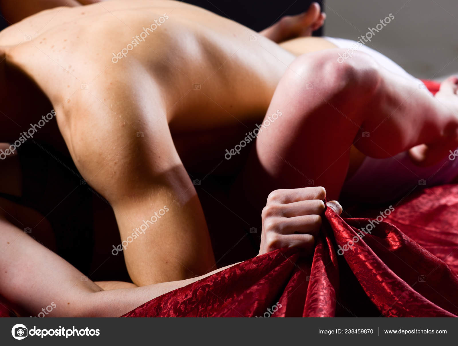 Nackte Liebhaber leidenschaftlichen Sex. Frau umarmt Liebhaber an den  Beinen. leidenschaftliche Paare haben Sex machen Liebe. weiblichen  Orgasmus. Sex und Vergnügen Konzept. Gefühl intensiven sexuellen  Vergnügens. Hand drückt Bettwäsche – Stockfoto ©