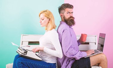 Eski modern karşı moda eski karşı yeni. Adam iş modern şık dizüstü ve kadın iş retro daktilo kullanın. Yeni teknoloji deneyin. Kullanılan yeni teknolojiler elde edemezsiniz. Saat değişikliği eski alışkanlıklar