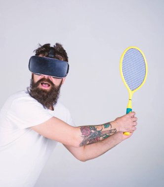Sanal gerçeklik, spor kavram tenis oynamaya hipster sakallı adam. Spor yaparken Vr gözlük sakallı adam. Acımasız sakallı adam dövme ile çok boyutlu spor olanakları hakkında heyecanlı