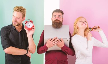 Kız Fırçalama saç erkekler iş laptop. Dakiklik ve zamanlama. Rahatsız patron. Genellikle iş arkadaşlarınızla rahatsız edici ve disiplin sistemi kırma unpunctual insanlar. Nasıl her zaman vaktinde. Senin dakiklik üzerinde çalışmak