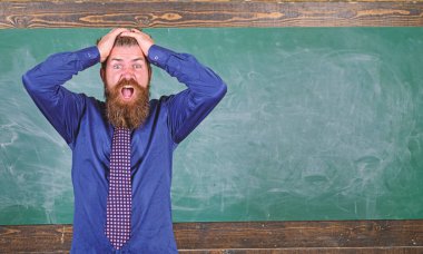 Adam öğretmen veya eğitimci tutun kafa kara tahta arka plan sakallı. Davranış ve tavırları dikkat. Öğretmen ahlak ipuçları modern eğitim profesyonel. Öğretmen profesyonel olmayan davranır