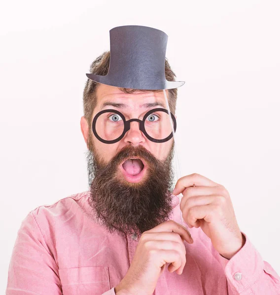 İşaretler senden daha zeki biri. Senden daha zeki görünmek için hileler vardır. Garantili Yolları zeki görünür. Hipster tutun karton silindir şapka ve gözlük daha akıllı beyaz arka plan bakmak için adam sakallı.