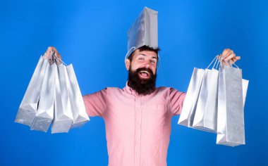 İndirim karşı koyamadım. Üstünde siyah Cuma alışveriş. Mutlu grup kağıt torbalar ile alışveriş. Karlı bir anlaşma. Alışveriş bağımlısı tüketici. Toplam satış konsepti. Adam sakallı hippi çok alışveriş torbaları ile