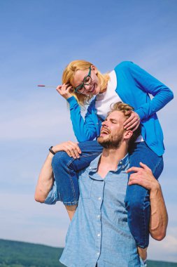 Adam kız arkadaşı omuzlarında, gökyüzü arka plan taşır. Kadın mükemmel romantik tarih tadını çıkarın. Aşık çift mükemmel tarih güneşli günler. Çift mutlu Tarih birlikte eğleniyor. Pastoral Tarih kavramı