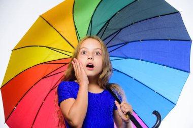 Bu sonbahar gününde korumalı hissediyor. Sürpriz çocukluk. Okul zamanı. Yağmurlu havalarda şemsiye olan küçük kız. Mutlu küçük kız şemsiye ile. Sonbahar moda. Çocuk. Sonbahar zaman. Aman tanrım