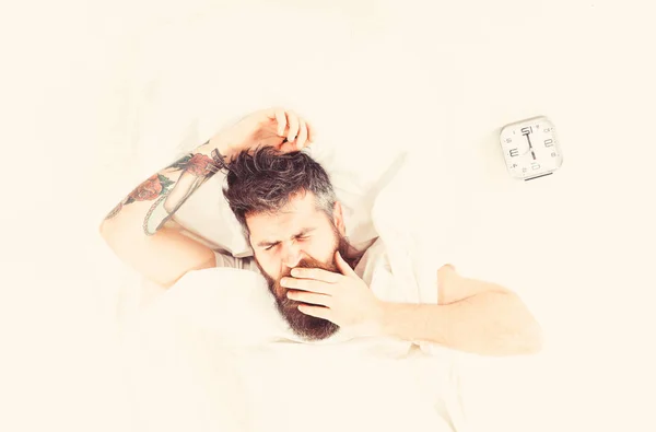 Homme avec tatouage sommeil, matin, besoin de se lever — Photo
