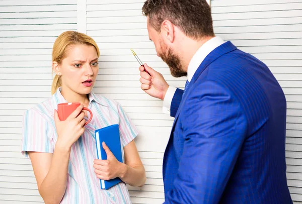 Prejuicio y actitud personal hacia el empleado. Conversación tensa o disputa entre colegas. El jefe discrimina a las trabajadoras. Discriminación y problema de actitud personal. Concepto de discriminación —  Fotos de Stock