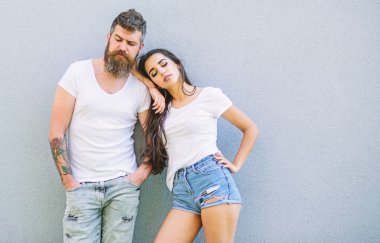 Kentsel moda. Moda trend rahat basit giyim erkek ve kadın için. Çift gri arka plan. Kentsel yaşam tarzı rahat giysiler her gün için talep ediyor. Modern gençlik rahat kıyafetler seçin