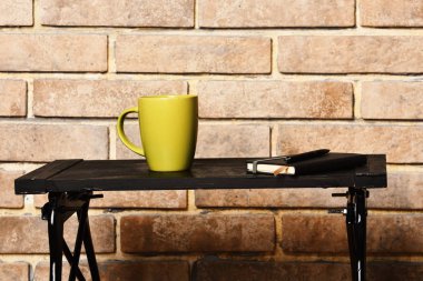 Fotokopi defteri ve kalemi olan çay ya da kahve fincanı