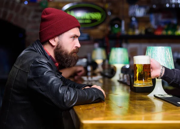 Hombre con barba pasar el ocio en el bar oscuro. Brutal hipster solitario. Hipster relajándose en el bar. Brutal hombre barbudo hipster sentarse en el mostrador del bar. Viernes por la noche. Bar es un lugar relajante para tomar una copa y relajarse —  Fotos de Stock