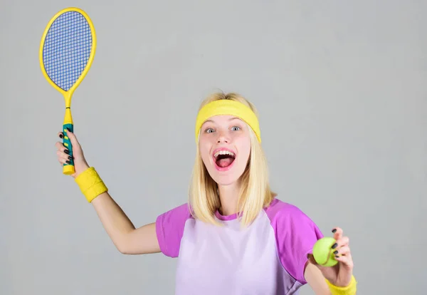 Ocio activo y hobby. Chica en forma delgada rubia jugar al tenis. Deporte para mantener la salud. Estilo de vida activo. La mujer tiene raqueta de tenis en la mano. Concepto de club de tenis. Tenis deporte y entretenimiento — Foto de Stock