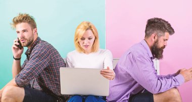 Gadget'ı bağımlılığı. Modern insan mobil gadget laptop. Modern teknoloji. Erkek ve kadın cihazlar tarafından yerine gerçek konuşma ağ. Modern toplum internet olmadan hayat düşünemiyorum