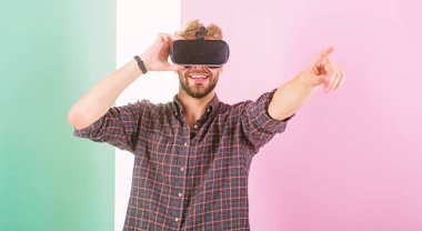 Siber uzay. Adam tıraşsız gözlüklü Vr siber uzay, pembe arka planda yer. Hipster modern teknolojiler eğlence için kullanın. Guy Vr gözlük kafa monte görüntü etkileşim siber uzayda