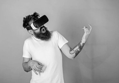 Hipster gitarist hevesli yüzündeki modern teknoloji eğlence için kullanın. Vr gözlüklü öğrenin gitar müzik çalmak. Vr gözlük, yeşil arka planda sakallı adam. VR müzisyen kavramı.