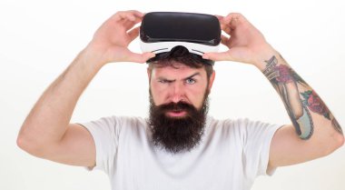 Sanal gerçeklik giyen adam beyaz arka planda gözlükler. Vr giyen genç adam portresi koruyucu gözlük, 3d kulaklık kullanarak sanal gerçeklik yaşıyor. VR adam.