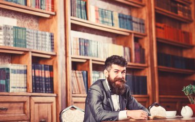 Gülmek ve olumlu duygular kavramı. Gülmek, komik kitap, mutlu bir adam, SMIL