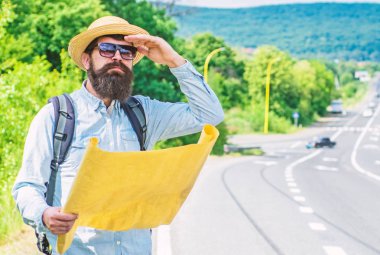 Eski okul gezinti. Backpacker kağıt harita navigasyon için kullanın. Orienteering topografik harita. Harita gezinmek için adam turist dünya tarafında arıyorum. Kağıt levha harita dijital yerine kullanmak için kullanılan Turizm