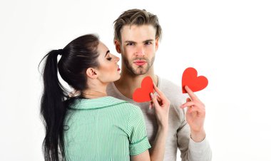 Romantik duygular kavramı. Aşkta romantik bir çift. Aşık erkek ve kadın çift beyaz arka planda kırmızı kalp kartı tutun. Yakışıklı traşsız adam ve aşık güzel bir kız. Sevgililer günü ve aşk
