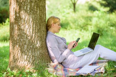 Modern teknoloji potansiyelini gerçekleştirmek için daha fazla fırsat ver. Fırsat dijital teknoloji kullanın. Dizüstü bilgisayar ve akıllı telefon açık havada çalışan bir kadın. Kız iş için modern teknolojisini kullanıyor