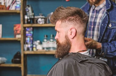 Saç modeli hizmet anlayışı. Sakallı hippi istemci saç modeli var. Kesme makinesi ile kuaför saç modeli sakallı adam, berber arka plan için çalışır. Berber makası veya kesme makinesi ile boyun istemcisinin traş