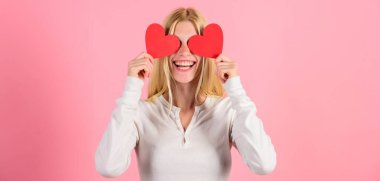 Kız kalp sembol sevgi ve romantik pembe arka plan tutun. Kadın aşk kutlamak. Kız neşeli aşık. Aşkın gözü kördür. Sevgililer günü geleneksel olarak daha önemli kadınlar için görülmüştür