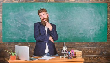 Öğretmen ilginç muhatap en iyi arkadaşım. Öğretmen karizmatik hipster tablo sınıf kara tahta arka plan dur. Öğrenci veya öğrenci için söz. Öğretmen sakallı adam ilginç hikaye anlatmak