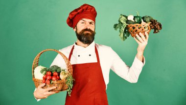 Yeşil arka planda sakallı bir adam. Vejetaryen diyet konsepti.