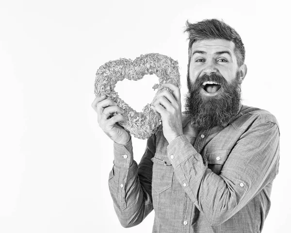 Retrato de homem bonito com coração rosa — Fotografia de Stock