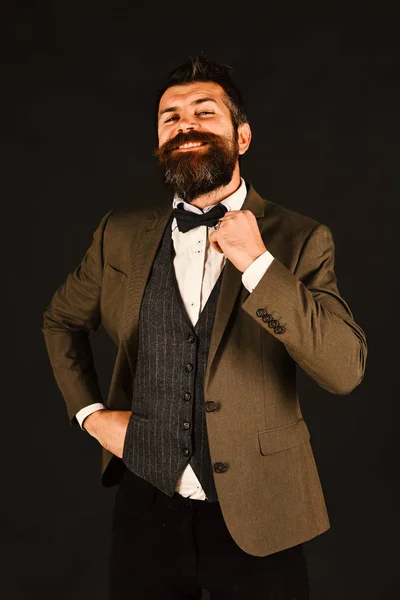Бізнесмен з бородою, що регулює свою краватку — стокове фото