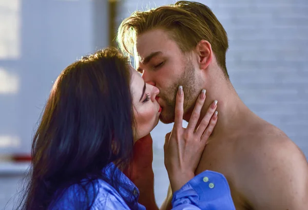 Passionerat Kiss-koncept. Par i kärlek kyssar med passion. Man och kvinna attraktiva älskare romantisk kyss. Förförelse och för spel. Sensuell kyss av härliga par närbild. Fira Alla hjärtans dag — Stockfoto