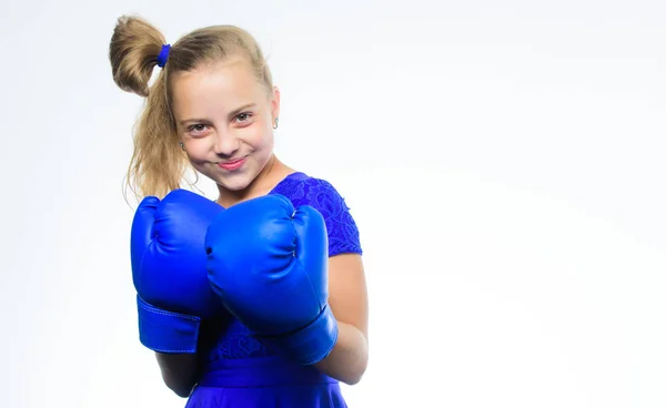 Sport- und Gesundheitskonzept. Boxsport für Frauen. Mädchen mit blauen Handschuhen posieren auf weißem Hintergrund. Sportliche Erziehung. stark sein. Starkes Kinderboxen. Erziehung zur Führung und zum Sieger — Stockfoto