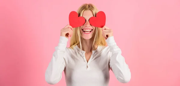 Chica mantener corazón símbolo amor y romántico fondo rosa. Una mujer celebra el amor. Chica alegre enamorarse. El amor es ciego. El día de San Valentín ha sido considerado tradicionalmente como más significativo para las mujeres. — Foto de Stock