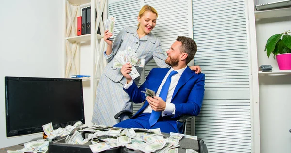 Man zakenman en vrouw secretaresse met stapel dollarbiljetten. Winst en rijkdom concept. Zakenman in de buurt van cash dollars winst. Enorme winst concept. Financieel succes. Rekening houdend met de winst — Stockfoto