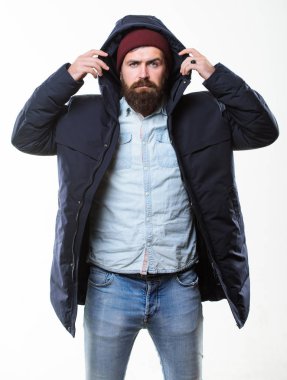 Hippi tarzı giyim. Hippi kıyafet. Adam sakallı hippi beyaz izole sıcak siyah ceket parka tribünde. Hipster modern moda. Adam şapka ve siyah kış ceket giymek. Şık ve rahat