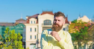 Uzun sakallı kahve keyfini çıkarın. Sakal ve bıyık defocused balkon, kentsel arka plan, sakin yüz içecekler kahve üzerinde olan adam. Sabah kahve kavramı. Espresso kupa, içecekler kahve ile sakallı adam