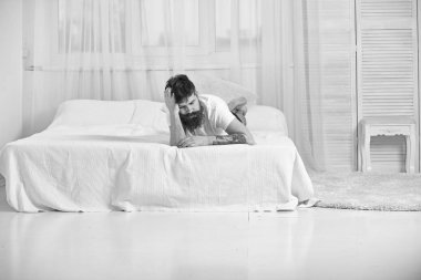 Yorgun kavramı. Yatağa atma dostum, uykuya dalmak yandan yalın iken, perdeleri arka plan üzerinde beyaz. Maço sakal uyku ile rahatlatıcı, nap, sahip rest. Sakin yüz yatağın kenarında Uyuyan adam