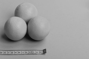 Cyan renginde şerit ölçeğinin yanındaki portakallardan oluşan desen