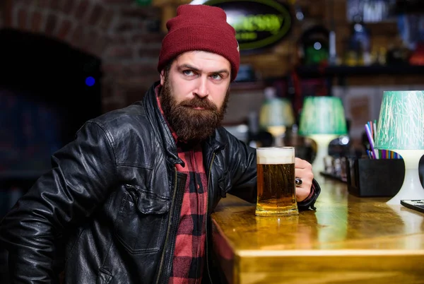 Bar jest idealnym miejscem na drinka i relaks. Hipster relaks w barze. Człowiek z brodą spędzić wypoczynek w ciemny pasek. Brutalne hipster samotny. Piątkowy wieczór. Brutalne hipster Brodaty sit człowiek o licznik bar — Zdjęcie stockowe